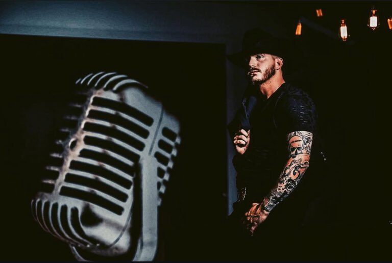 Country Star Austin Tolliver Signs with Kingmaker Music